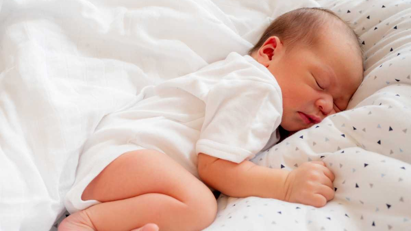Trẻ sơ sinh nằm nghiêng khi ngủ có thể giảm nguy cơ bị sặc sữa