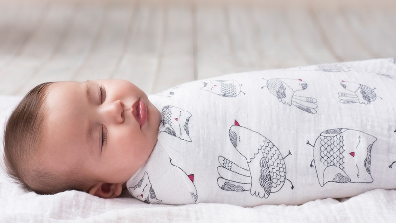 Quấn khăn cho bé khi ngủ giúp bé cảm thấy an toàn hơn