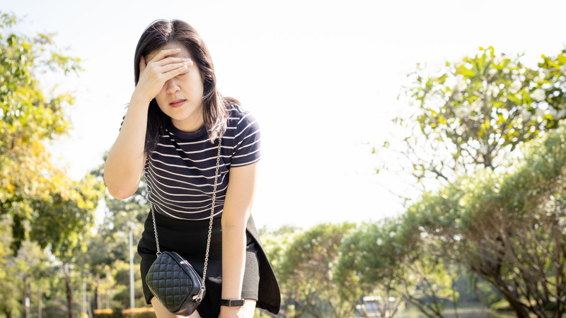 Nhiều người có thể gặp dấu hiệu chóng mặt, hoa mắt, choáng váng khi đứng lên đột ngột