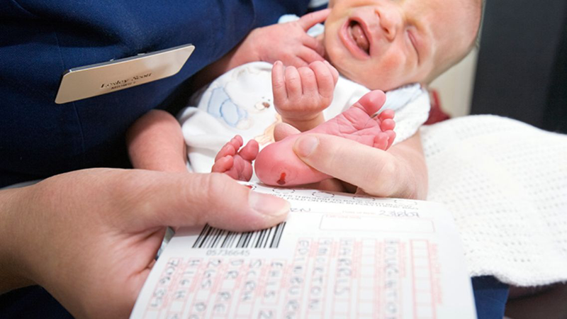 Kết quả xét nghiệm máu gót chân nên được đọc bởi bác sĩ