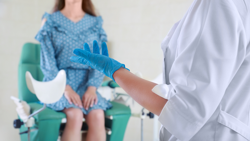 Thăm khám phụ khoa bằng tay là kỹ thuật bác sĩ đưa nhẹ một hoặc hai ngón tay đã đeo găng và bôi trơn vào âm đạo