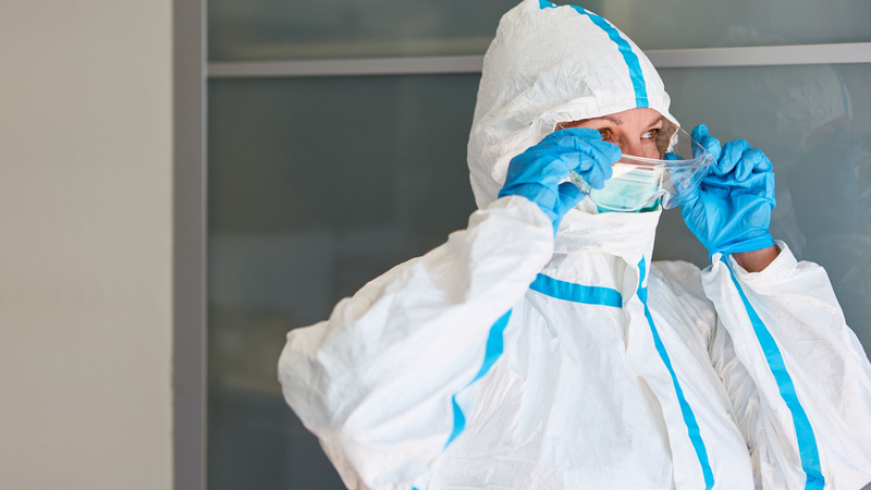 Nếu nạn nhân còn trong vùng có thuốc trừ sâu, hãy bảo hộ đầy đủ và đưa họ ra nơi thoáng, tránh gió ngược