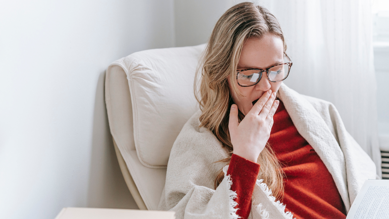 Khi đi máy bay, hãy giữ đôi tai thông thoáng bằng cách ngáp, nhai kẹo cao su hoặc sử dụng nút điều chỉnh áp suất