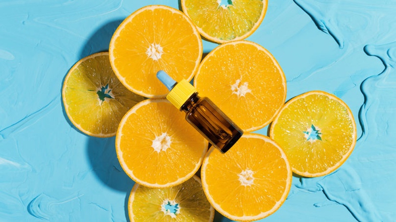 Khi sử dụng vitamin C nên dùng trên nền da khô hay ẩm? 1