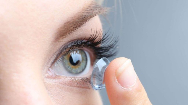 Kính áp tròng bị kẹt trong mắt: Cách xử lý và phương pháp phòng tránh 1