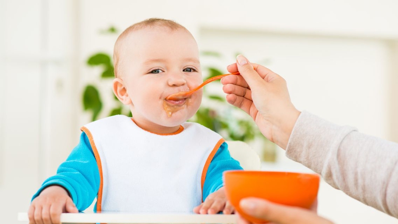Cha mẹ nên quan sát trẻ ăn dặm để biết sở thích của bé