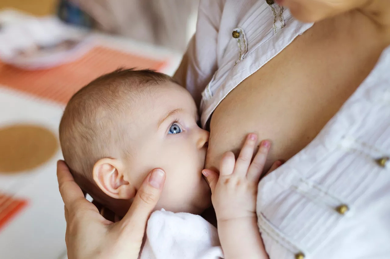Mẹ có thể uống sữa của mình không? Những điều cần biết về sữa mẹ 4