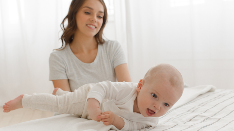 Khoảng 6 tháng tuổi, hầu hết các bé đã có thể lăn người qua lại