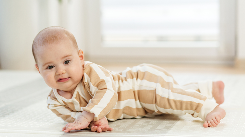 Trẻ sơ sinh mấy tháng biết lật?
