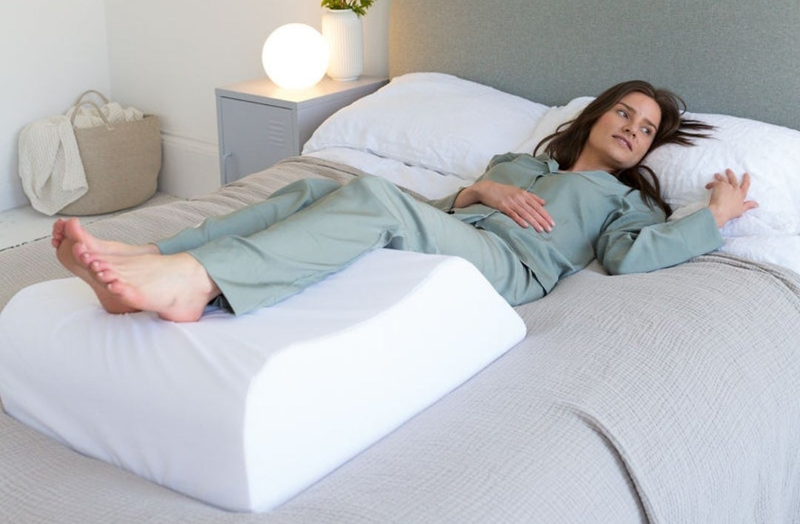 Nằm gác chân cao khi ngủ có tác dụng gì? Ai không nên nằm tư thế này 2