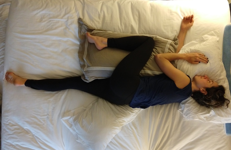 Nằm gác chân cao khi ngủ có tác dụng gì? Ai không nên nằm tư thế này 4
