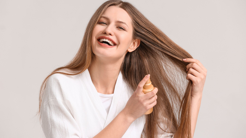 Nên dùng xịt dưỡng tóc hay dầu dưỡng tóc? So sánh chi tiết 1