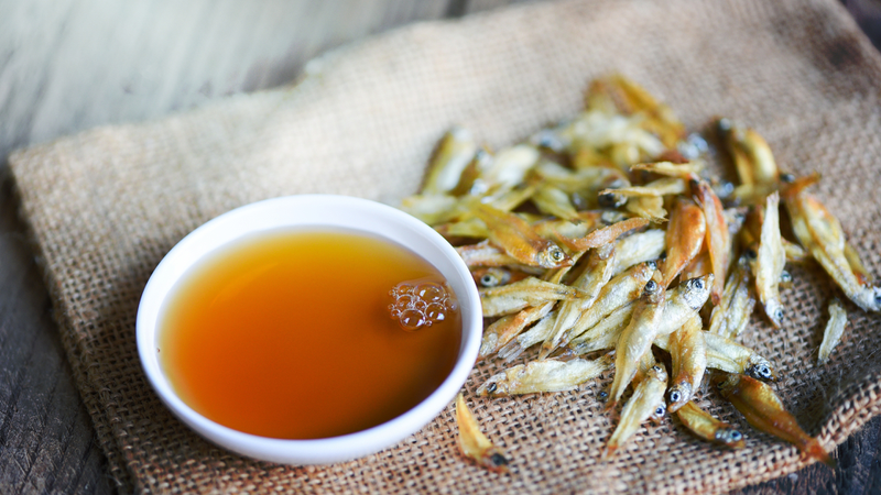 Chỉ nên dùng nước mắm nguyên chất sau khi bé trên 1 tuổi và với lượng rất nhỏ