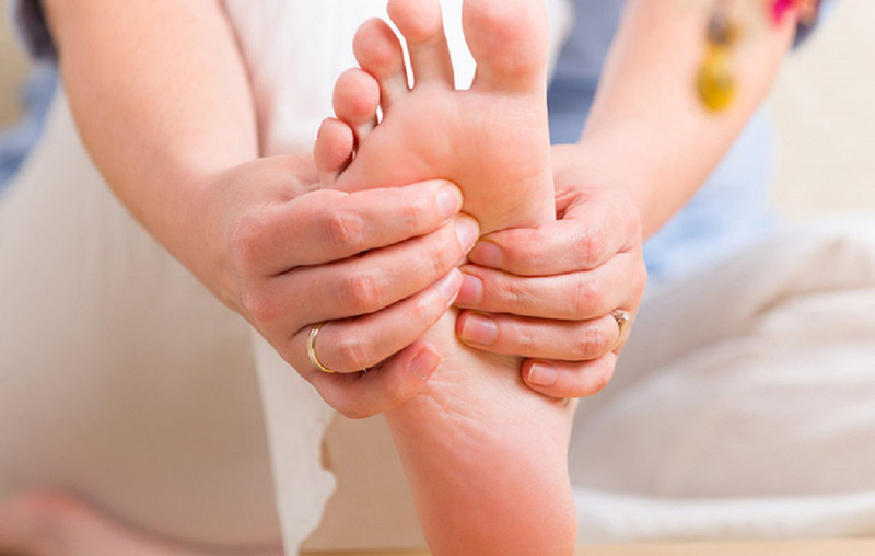 Ngồi lâu bị tê chân là biểu hiện của bệnh gì? Biện pháp cải thiện tê chân hiệu quả 1
