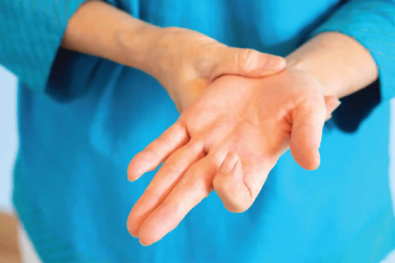 Ngón tay giữa bên trái không bật lên có nguy hiểm không? 4