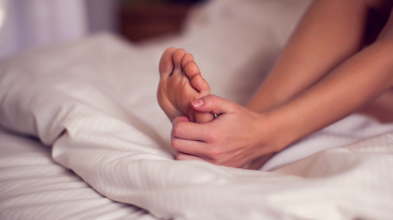 Ngủ dậy bị đau gót chân: Triệu chứng, nguyên nhân và cách khắc phục 1