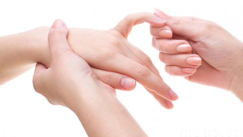 Bệnh Raynaud gây sưng và đỏ ở đầu ngón tay