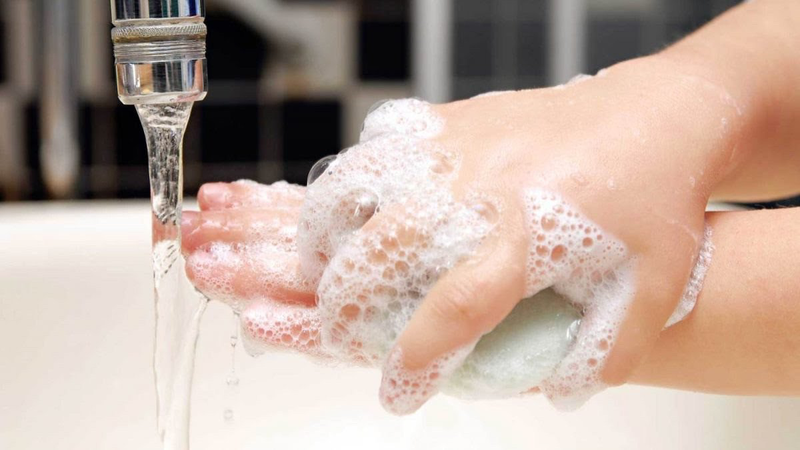 Rửa tay thường xuyên bằng xà phòng dịu nhẹ để loại bỏ các tác nhân gây viêm da