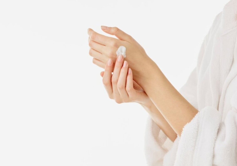 Sử dụng kem dưỡng tay để duy trì độ ẩm cho da tay