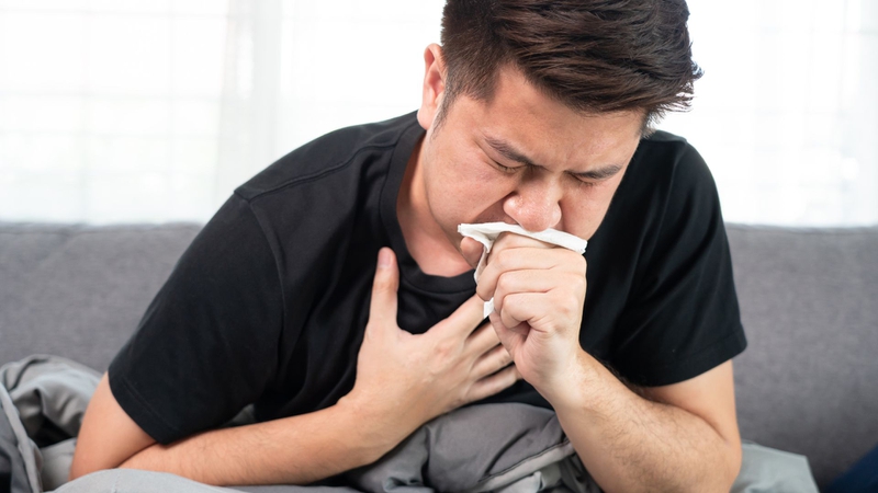 Người bị ho có nên uống rượu không?​ Vì sao uống rượu đau họng? 2