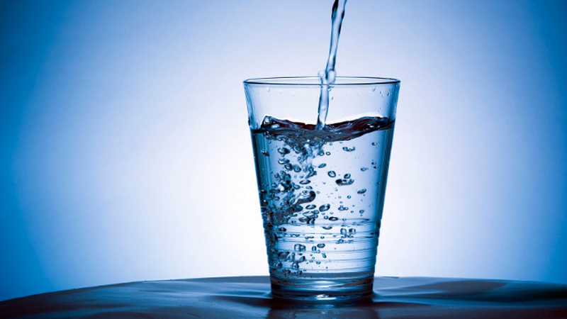 Sỏi thận uống gì - Nước lọc giúp cải thiện tình trạng sỏi thận