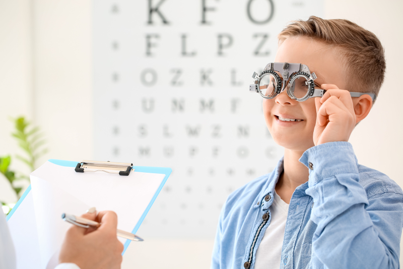 Người cận 4 độ có đeo kính áp tròng được không? 4