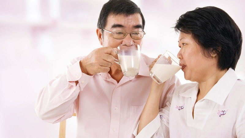 Người già nên uống sữa gì? Sữa tươi hay sữa bột? 1