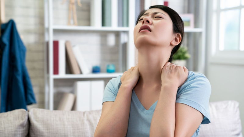 Bạn nên đi khám bác sĩ khi cơn đau cổ vai gáy kéo dài trên 7 ngày hoặc tăng dần về mức độ và tần suất