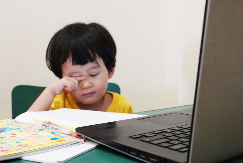 Nguyên nhân và cách xử lý khi trẻ bị mỏi mắt - Nhà thuốc FPT Long Châu