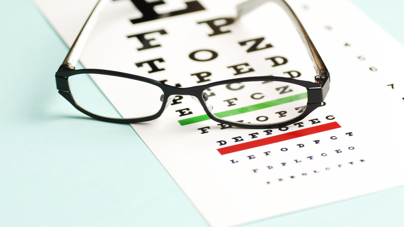 Cần phải thường xuyên thay đổi độ kính có thể là dấu hiệu đục thủy tinh thể