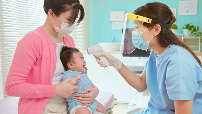 Đưa trẻ đi bệnh viện ngay nếu sốt cao kéo dài hoặc xuất hiện co giật, khó thở
