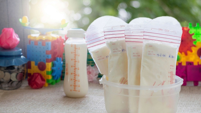 Nhiệt độ rã đông sữa mẹ bao nhiêu là tốt nhất? Các phương pháp rã đông sữa mẹ khoa học 3