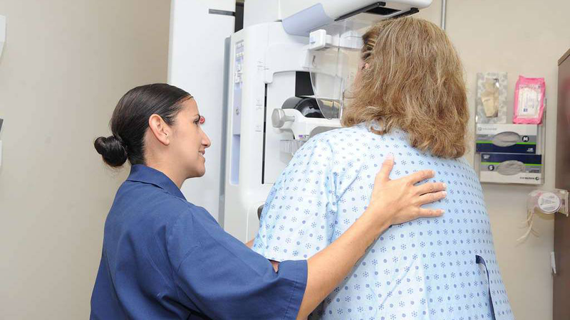 Người bệnh cần khám sức khỏe và tầm soát vú định kỳ bằng siêu âm, chụp nhũ ảnh