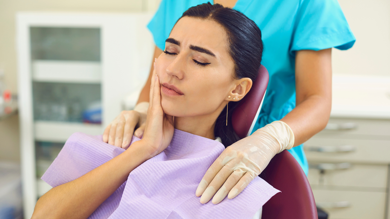 Có rất nhiều nguyên nhân khác nhau có thể gây nhiễm trùng sau nhổ răng khôn