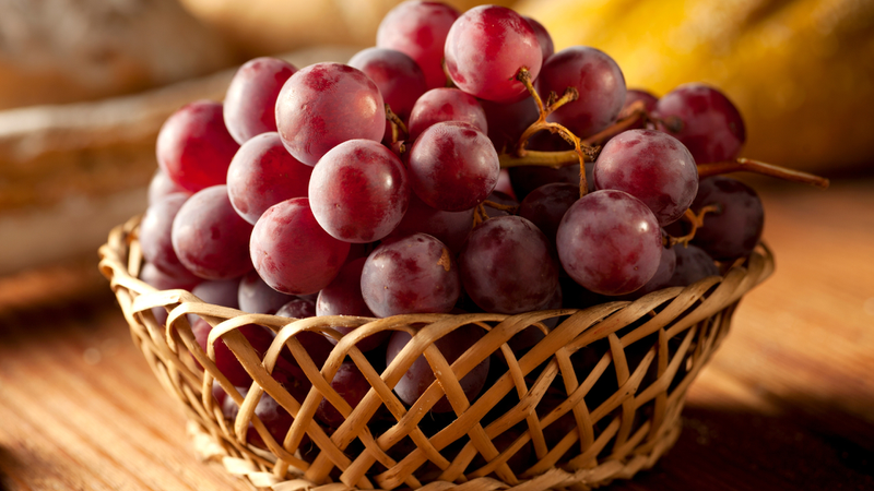 Nho đỏ là loại trái cây thuộc nhóm cây thân leo, có quả mọng nước và mọc thành từng chùm