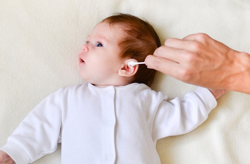 Những sai lầm khi vệ sinh cho trẻ sơ sinh bằng tăm bông: Mẹ bỉm nên biết! 1