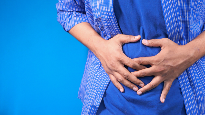 Sau nội soi, người bệnh có thể cảm thấy đau âm ỉ vùng bụng hoặc chướng hơi