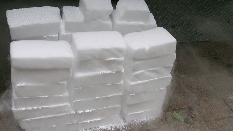 Nước đá khô là dạng rắn của khí cacbon dioxit (CO₂)