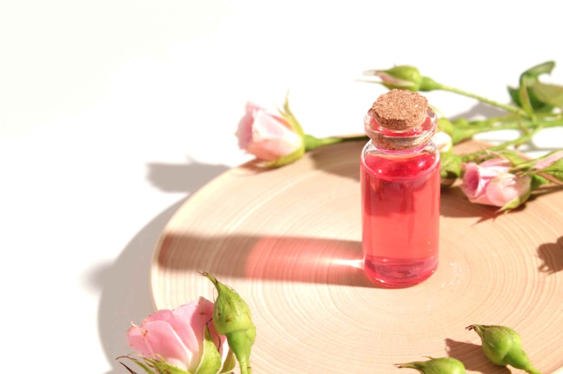 Nước hoa hồng có tác dụng gì? Lợi ích bất ngờ của nước hoa hồng cho sức khỏe làn da 1