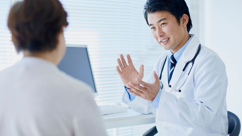 Nước tiểu sẫm màu do nguyên nhân nào gây nên?  4