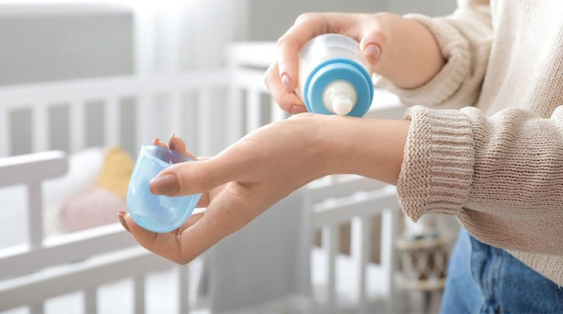 Nếu không có thiết bị hỗ trợ, mẹ có thể thử độ ấm của sữa ra cổ tay