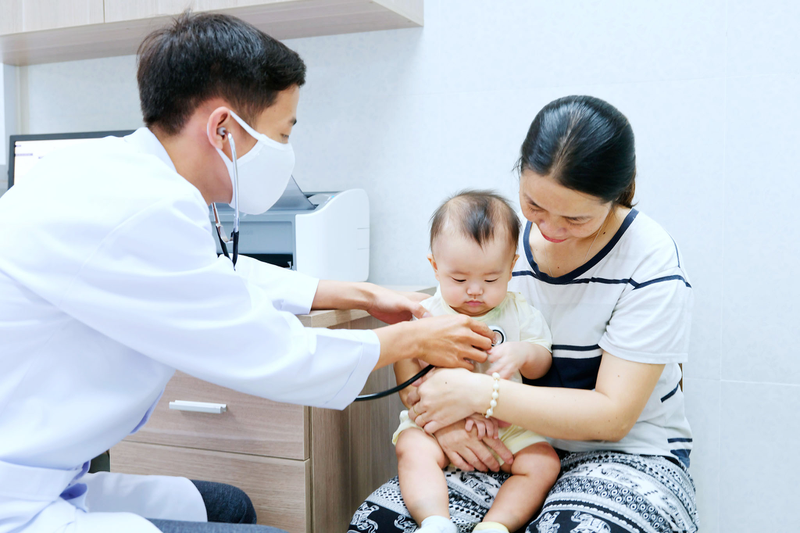 Cần khám kỹ sức khỏe cho bé trước khi tiêm vacxin