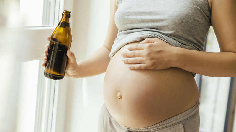 Phải làm khi nếu lỡ uống rượu bia khi mang thai tháng đầu? 2