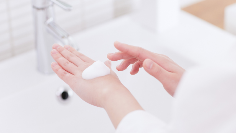 La Roche-Posay chính hãng dễ tạo bọt mịn khi xoa với nước