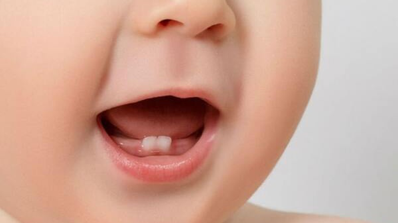 Làm sao để phân biệt trẻ sốt do mọc răng hay sốt do viêm họng?  1
