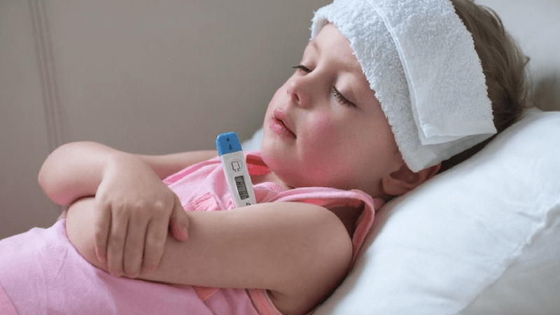Làm sao để phân biệt trẻ sốt do mọc răng hay sốt do viêm họng?  2