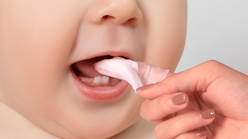 Làm sao để phân biệt trẻ sốt do mọc răng hay sốt do viêm họng?  3