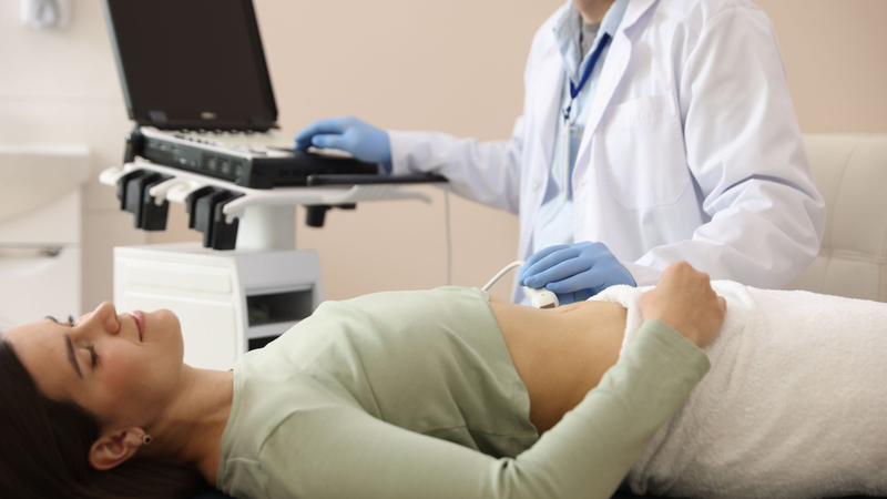 Bác sĩ sẽ thực hiện một số xét nghiệm để khai thác sâu hơn các triệu chứng đau bụng