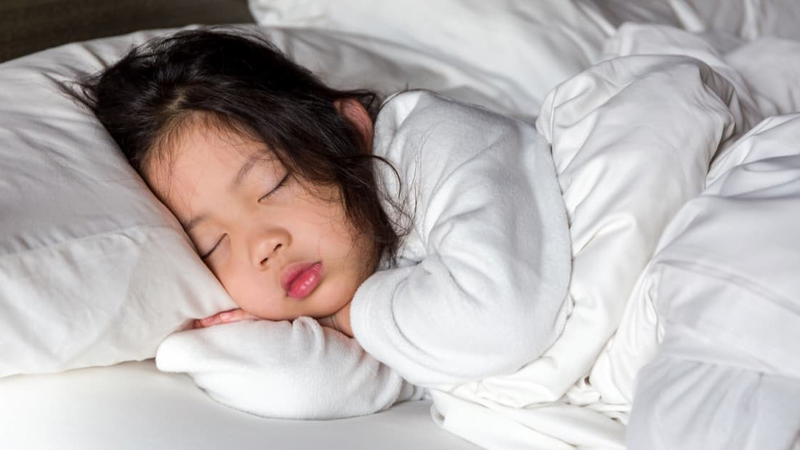 Phụ huynh cần làm gì khi trẻ ra nhiều mồ hôi ở đầu và lưng khi ngủ? 1