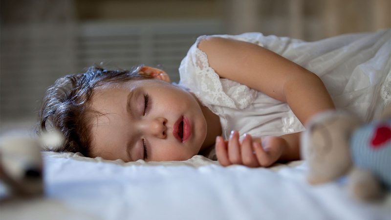 Phụ huynh cần làm gì khi trẻ ra nhiều mồ hôi ở đầu và lưng khi ngủ? 3